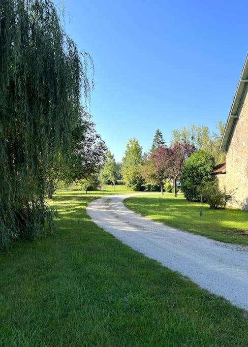 Charmante Maisonette A Arconnay Exterior foto